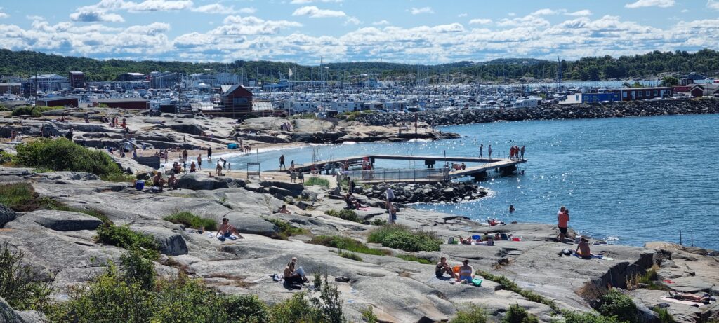 Strand og klipper i Göteborgs skærgård: Fiskebäcksbadet