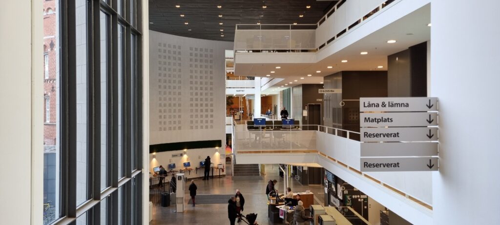 Besøg Malmö Stadsbibliotek, hvor ny og gammel arkitektur mødes