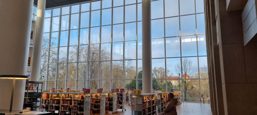 Besøg Malmö Stadsbibliotek, hvor ny og gammel arkitektur mødes