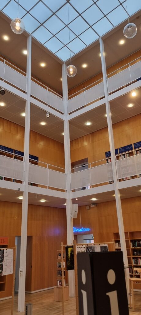 Besøg Malmö Stadsbibliotek, hvor ny og gammel arkitektur mødes